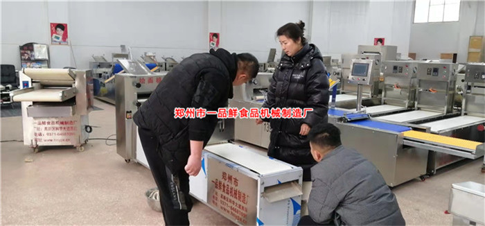 雙刀燴面機正在出燴面機